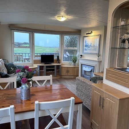 Captivating 2-Bed Static Caravan In Holyhead Llanfachraeth Dış mekan fotoğraf