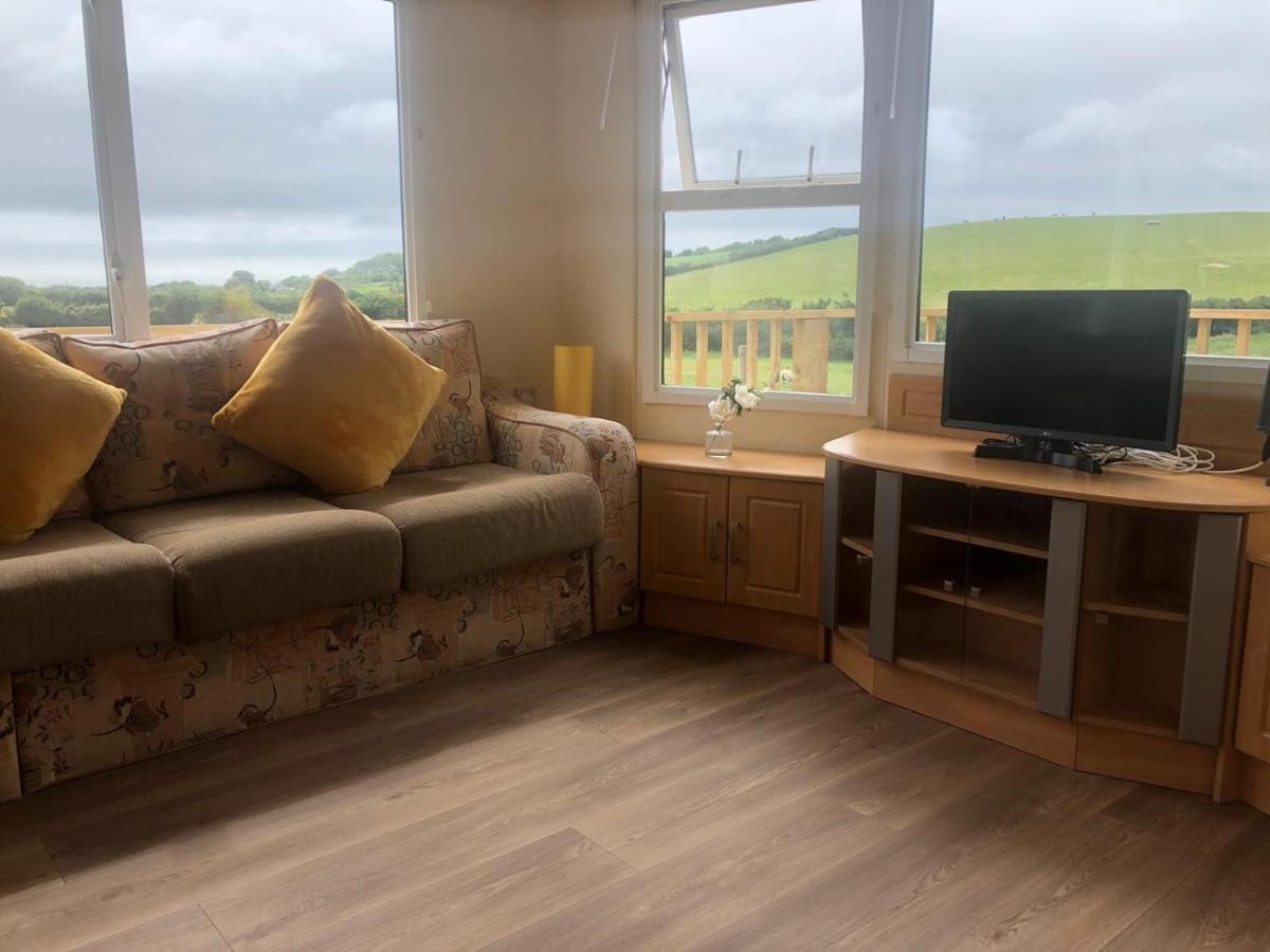 Captivating 2-Bed Static Caravan In Holyhead Llanfachraeth Dış mekan fotoğraf