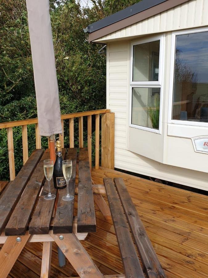 Captivating 2-Bed Static Caravan In Holyhead Llanfachraeth Dış mekan fotoğraf