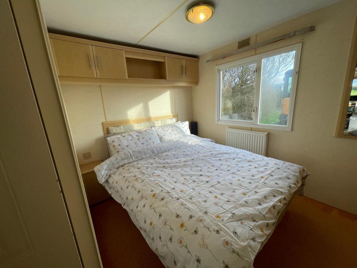 Captivating 2-Bed Static Caravan In Holyhead Llanfachraeth Dış mekan fotoğraf