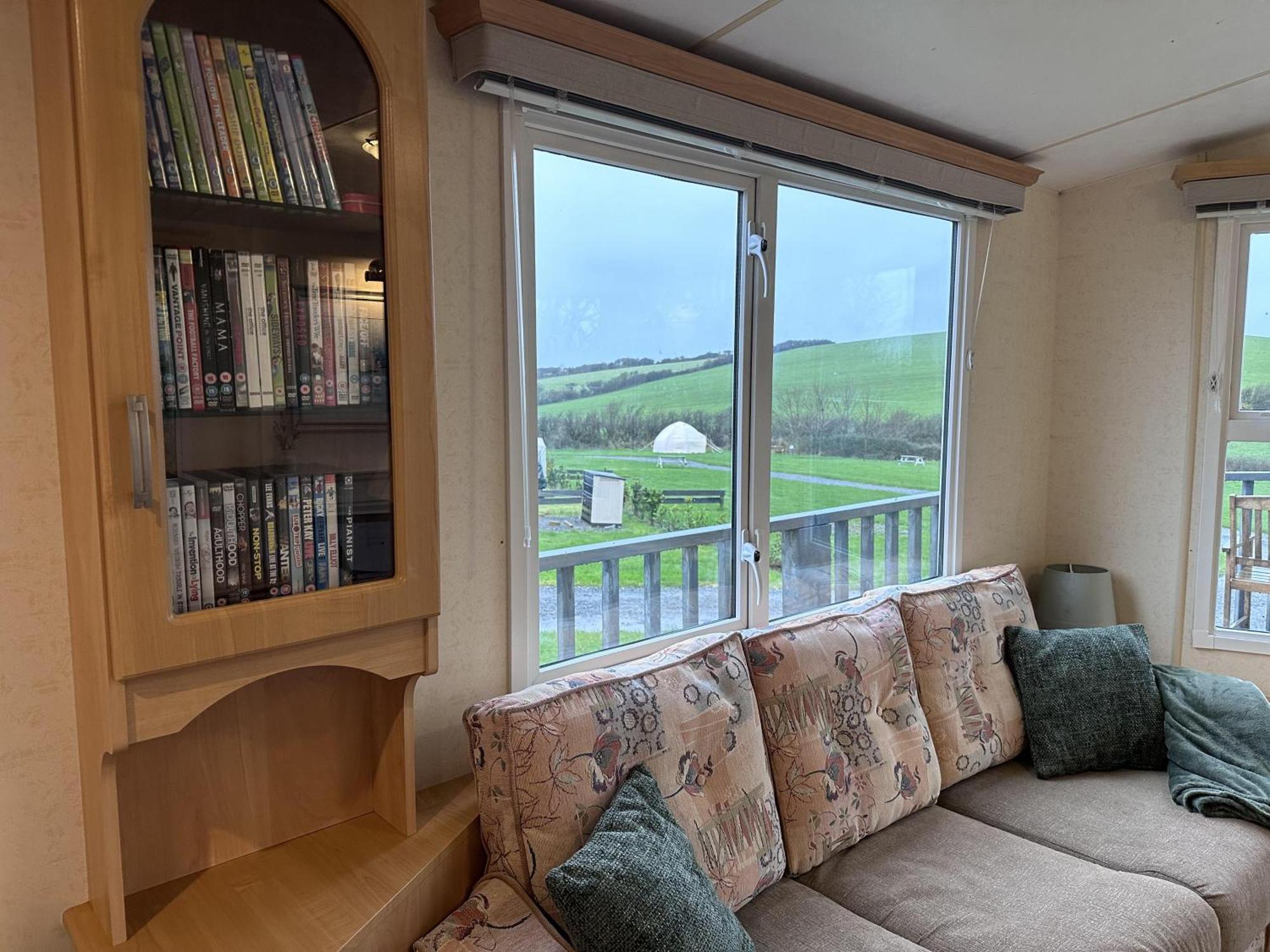 Captivating 2-Bed Static Caravan In Holyhead Llanfachraeth Dış mekan fotoğraf